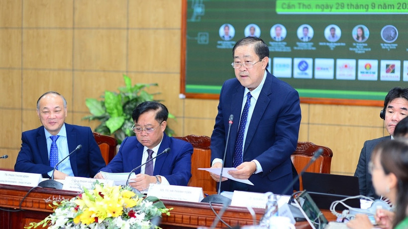 GS,TS Hà Thanh Toàn, Hiệu trưởng Trường đại học Cần Thơ phát biểu tại tọa đàm “Văn hóa, Kinh tế, Xã hội và Nhân văn vùng đồng bằng sông Cửu Long: Đặc trưng, đổi mới và phát triển”.