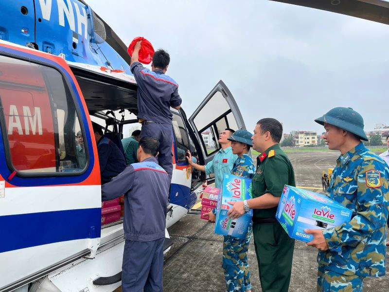 Chuyển nhu yếu phẩm lên máy bay để cứu trợ nhân dân vùng lũ huyện Nguyên Bình, tỉnh Cao Bằng. (Ảnh: Thông tấn quân sự cung cấp) 