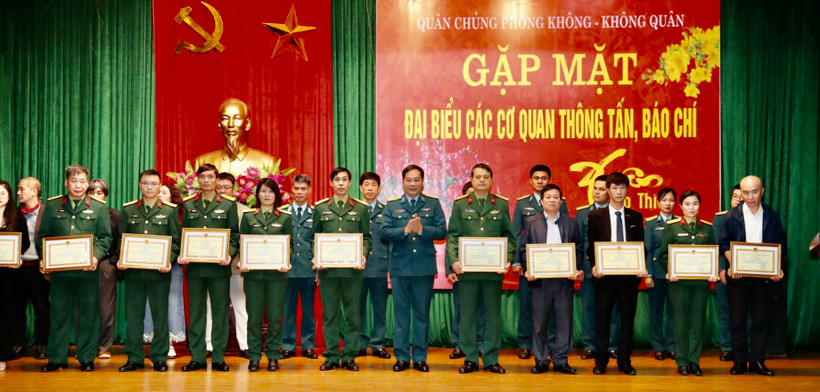 Đại diện lãnh đạo Quân chủng Phòng không-Không quân trao Bằng khen tặng các cá nhân, vì đã có thành tích trong công tác phối hợp tuyên truyền năm 2023. 