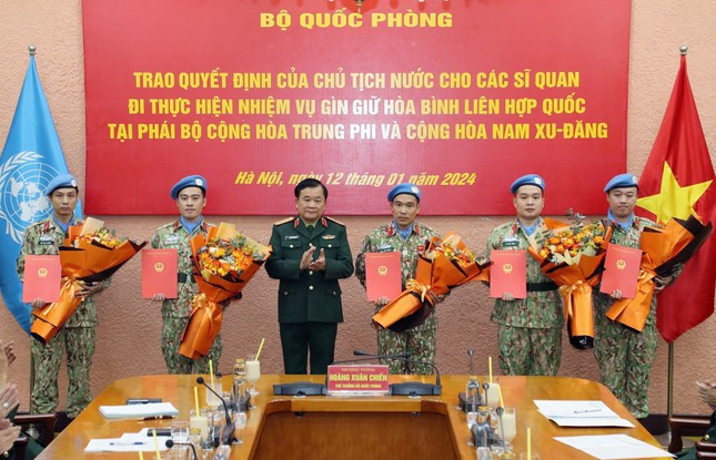Thượng tướng Hoàng Xuân Chiến trao Quyết định của Chủ tịch nước cho các sĩ quan đi thực hiện nhiệm vụ gìn giữ hòa bình Liên hợp quốc.