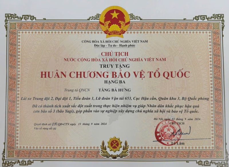 Huân chương Bảo vệ Tổ quốc hạng Ba truy tặng Trung tá Quân nhân chuyên nghiệp Tăng Bá Hưng. (Ảnh Cục Tuyên huấn cung cấp)