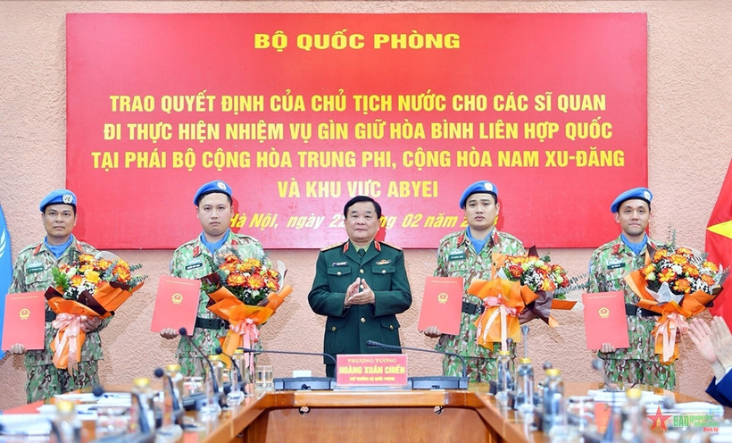 Thượng tướng Hoàng Xuân Chiến thừa ủy quyền của Chủ tịch nước trao Quyết định của Chủ tịch nước cho 4 sĩ quan đi làm nhiệm vụ gìn giữ hòa bình Liên hợp quốc. (Ảnh: Báo Quân đội nhân dân)