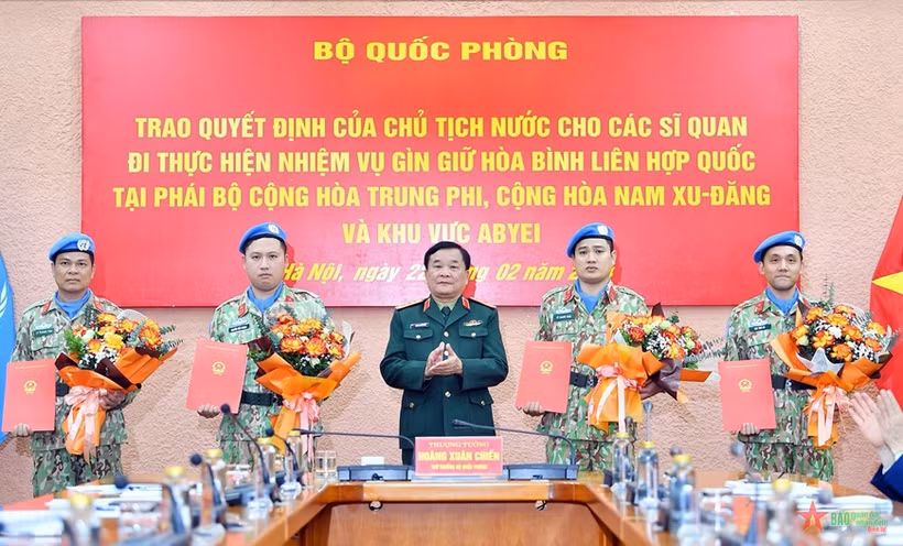 Thượng tướng Hoàng Xuân Chiến thừa ủy quyền của Chủ tịch nước trao Quyết định của Chủ tịch nước cho 4 sĩ quan đi làm nhiệm vụ gìn giữ hòa bình Liên hợp quốc. (Ảnh: Báo Quân đội nhân dân)