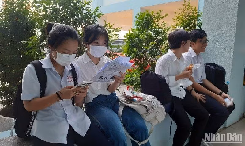 Thí sinh tranh thủ ôn bài trước khi vào phòng thi.