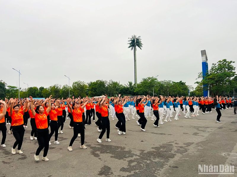 Hội viên, phụ nữ quận Long Biên đồng diễn dân vũ.
