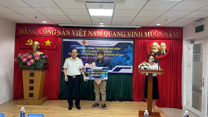 Lãnh đạo Cục Thuế Thành phố Hồ Chí Minh trao thưởng cho khách hàng trúng giải "Hóa đơn may mắn" Quý II/2023.