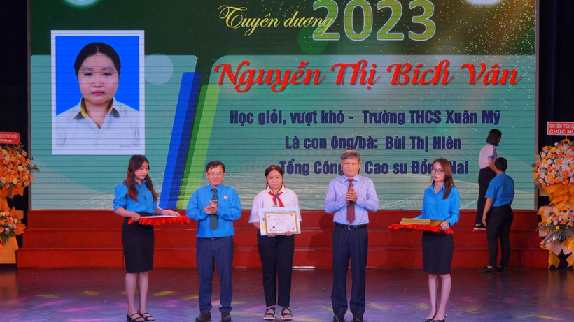 Lãnh đạo VRG tuyên dương học sinh, sinh viên "Học giỏi-Vượt khó" năm học 2022-2023