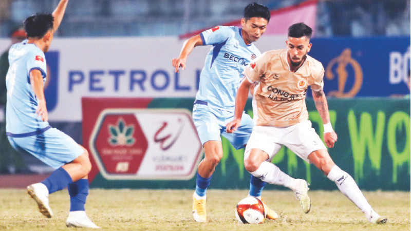 Đội chủ nhà Công an Hà Nội (áo nâu) thắng cách biệt 3-0 trước đội Becamex Bình Dương. (Ảnh ANH ĐỨC)