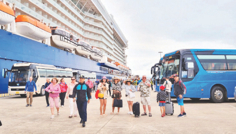 Quảng Ninh ngày càng thu hút đông khách du lịch quốc tế đến bằng đường biển.