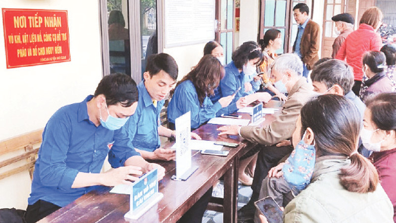 Đoàn viên, thanh niên xã Đồng Phong hướng dẫn người dân cài đặt ứng dụng định danh điện tử (VNeID).