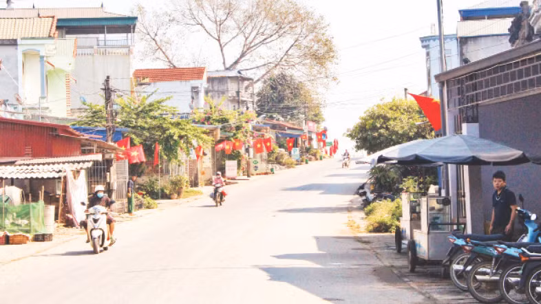 Đường giao thông nông thôn ở huyện Định Hóa được bê-tông hóa, góp phần hoàn thành tiêu chí xây dựng nông thôn mới.