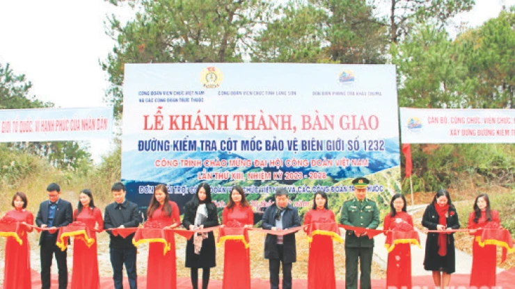 Lãnh đạo các đơn vị cắt băng khánh thành công trình đường kiểm tra cột mốc biên giới số 1232. (Ảnh Ngọc Hiếu)