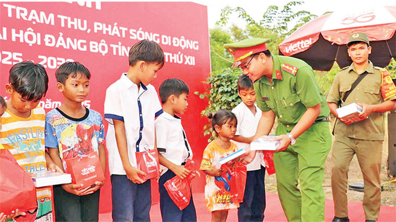 Học sinh khu vực biên giới được tặng thưởng nhân dịp khánh thành các trạm BTS tại xã Lộc Thạnh, huyện Lộc Ninh.
