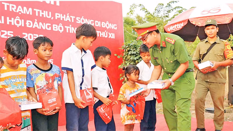 Học sinh khu vực biên giới được tặng thưởng nhân dịp khánh thành các trạm BTS tại xã Lộc Thạnh, huyện Lộc Ninh.