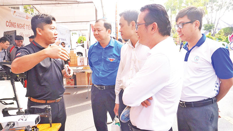  Đại biểu tham quan các gian hàng nhân buổi tọa đàm.