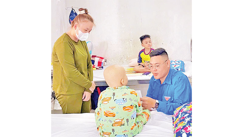 Anh Lại Phước Trường Thành (ngoài cùng, bên phải) tặng quà cho bệnh nhân tại Bệnh viện Huyết học - Truyền máu Cần Thơ.