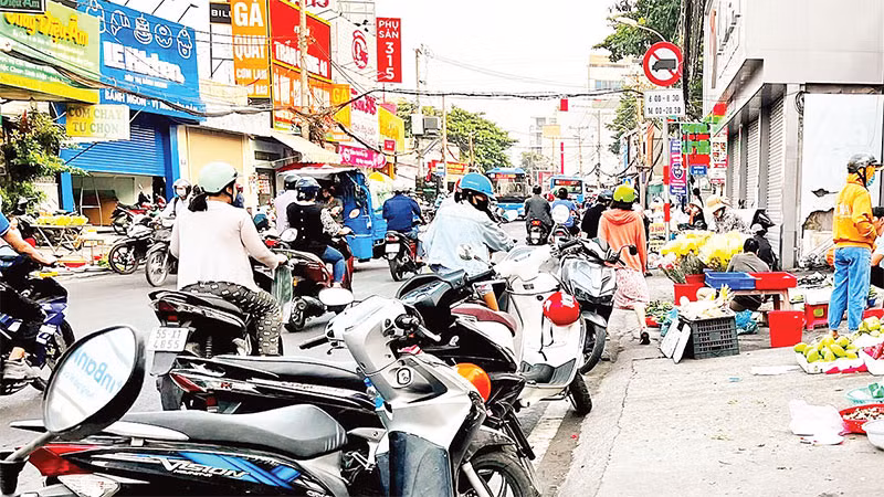 Nhiều vỉa hè, lòng, lề đường ở thành phố Thủ Đức vẫn bị lấn chiếm để kinh doanh buôn bán.