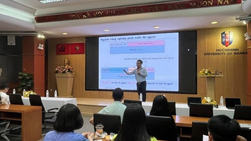 Lớp bồi dưỡng nguồn nhân lực trí tuệ nhân tạo (AI) thu hút đông đảo cán bộ công chức Thành phố Hồ Chí Minh tham dự. 