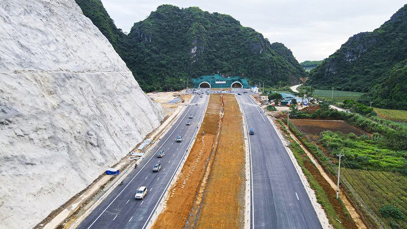 Các nhà thầu tranh thủ thời tiết thuận lợi, huy động phương tiện và nhân lực tăng tốc thi công dự án đường cao tốc bắc-nam giai đoạn I (2017-2021).