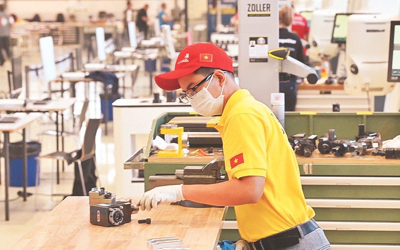 Nguyễn Thanh Tùng thực hiện bài thi nghề phay CNC tại Đức.