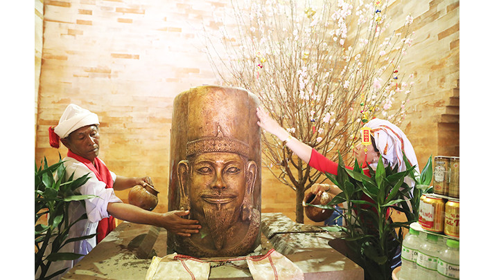 Lễ tắm tượng thần được diễn ra bên trong tháp.