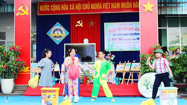 Học sinh biểu diễn tiểu phẩm về phân loại rác.