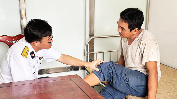 Khám bệnh cho ngư dân tại bệnh xá đảo Sinh Tồn.