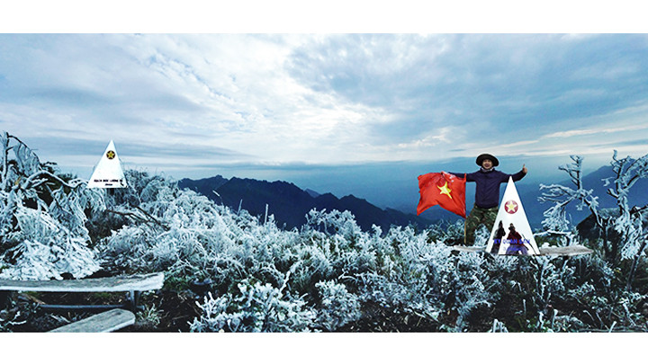 Hai chóp đuy-ra ghi đỉnh Bạch Mộc Lương Tử và Ky Quan San trong một khuôn hình.