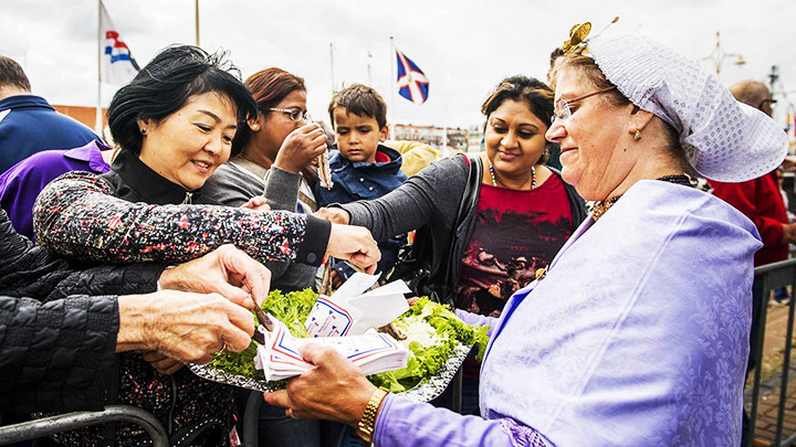 Du khách tham gia lễ hội Vlaggetjesdag ở Scheveningen. Ảnh: DUTCH NEWS