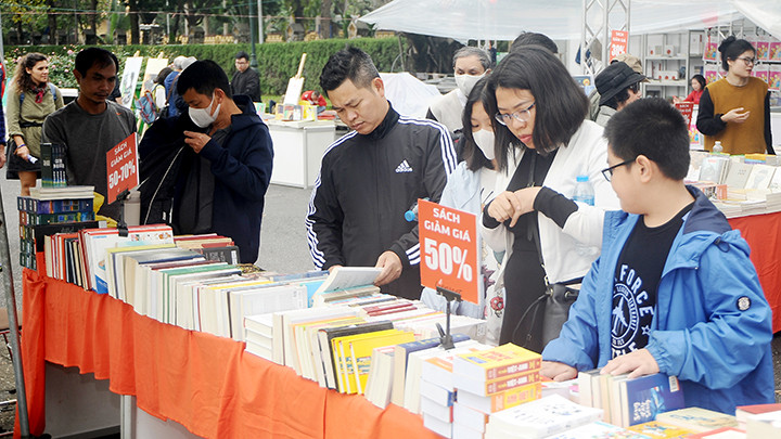 Cần nhiều hoạt động quảng bá sách để thu hút bạn đọc. Ảnh: NAM NGUYỄN
