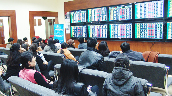 Nhà đầu tư nên kiên trì chiến lược phòng thủ là chính, ưu tiên giữ an toàn hơn là chấp nhận rủi ro. Ảnh: BẮC SƠN