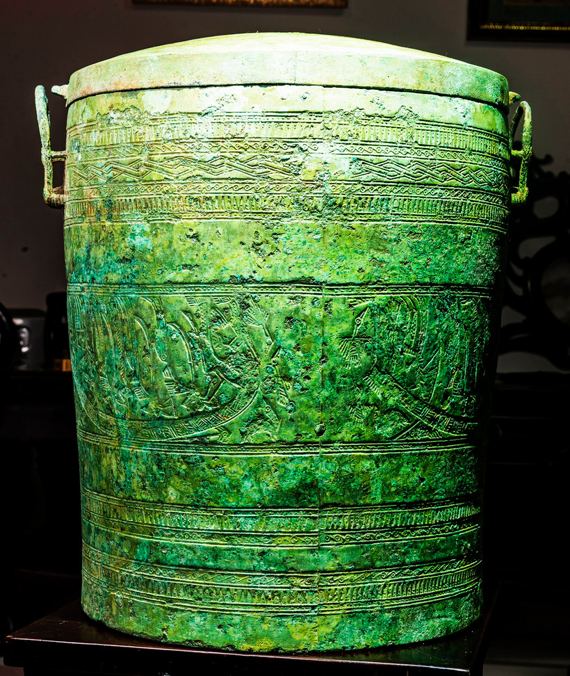 Thạp đồng Kính Hoa (niên đại thuộc thế kỷ III-II trước Công nguyên).