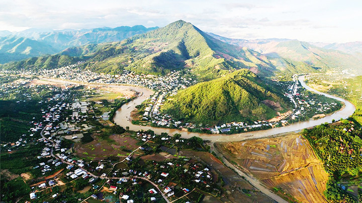 Thị trấn giữa hai bờ sông Mã, huyện Sông Mã. Ảnh: ĐỨC TUẤN