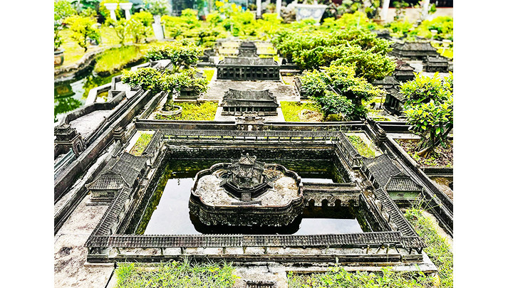 Sự cầu kỳ, tỉ mỉ của từng mô hình trong không gian “Cố đô Huế thu nhỏ” khiến nhiều người bất ngờ, thích thú. 