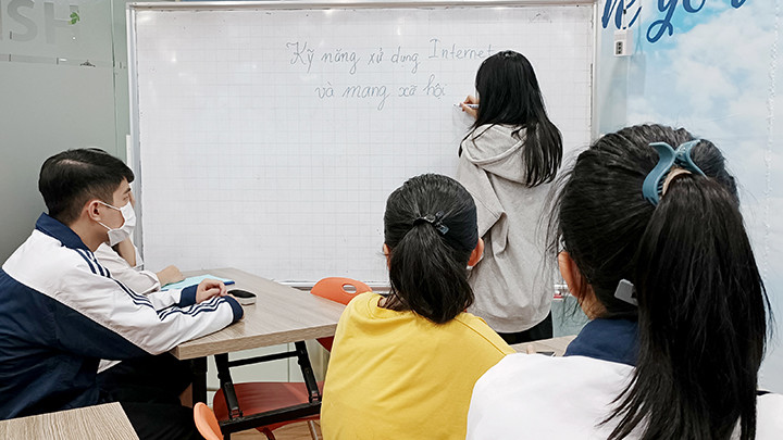 Học sinh trao đổi kỹ năng về việc tham gia mạng xã hội.