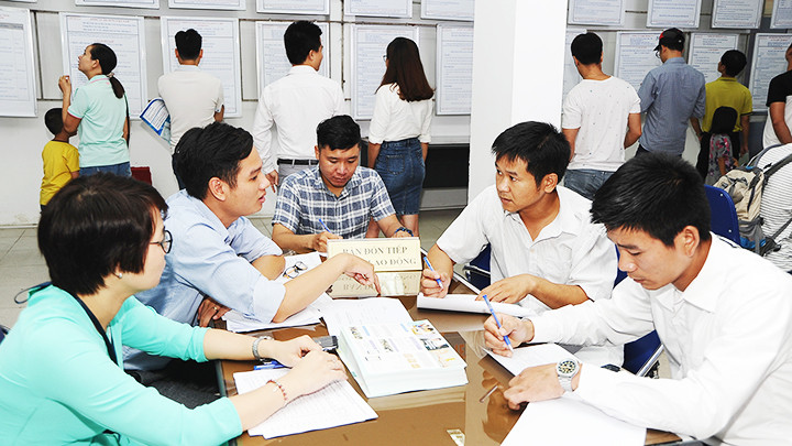  Người lao động tìm hiểu thông tin tại Trung tâm Giới thiệu việc làm Hà Nội. Ảnh: HẢI NAM