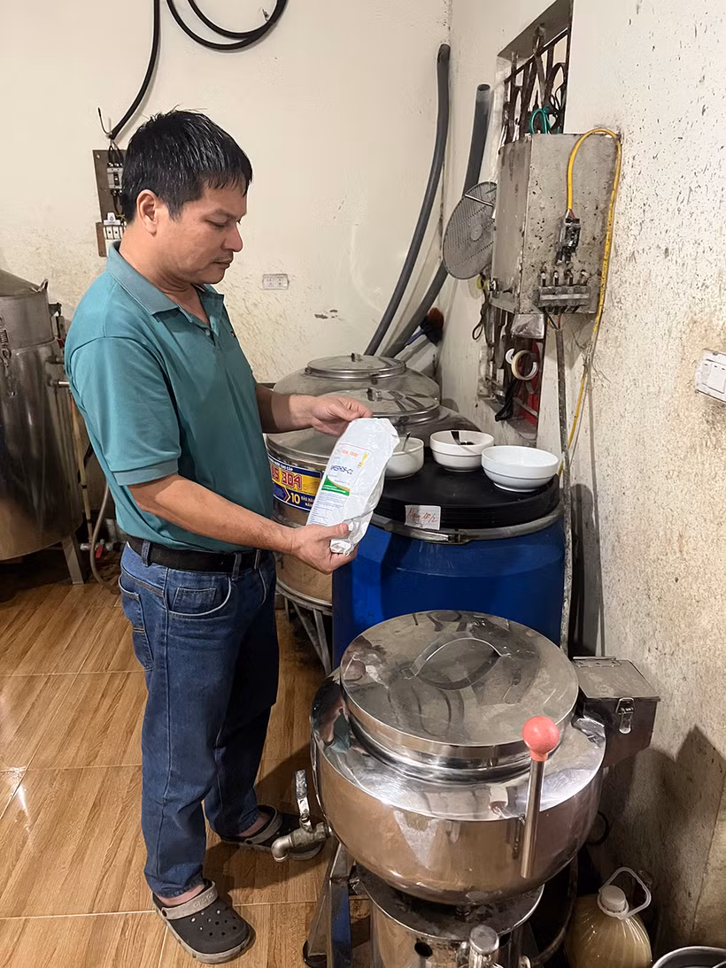 Anh Tuấn chuẩn bị các loại gia vị trước khi xay thịt.