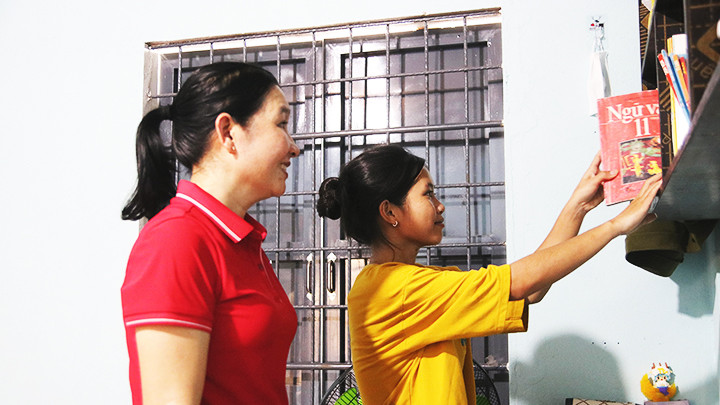 Niềm vui được học tập của em Thanh Vy (bên phải). 