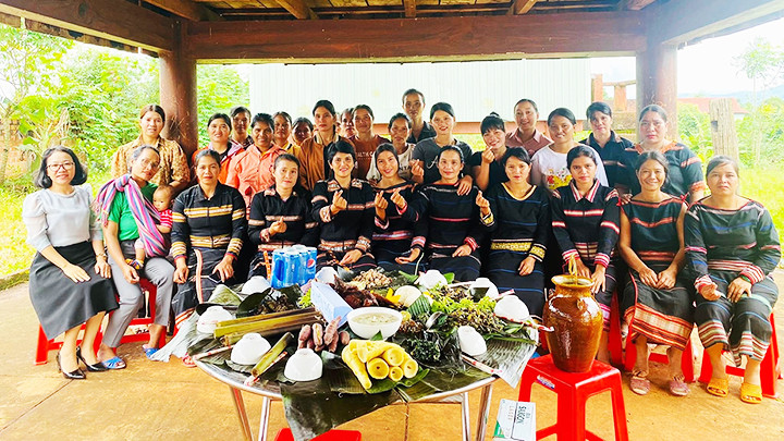 Chị em phụ nữ xã Ia Mơ Nông học lớp sơ cấp nghiệp vụ du lịch cộng đồng do Trường cao đẳng Gia Lai tổ chức. Ảnh: H’UYÊN 