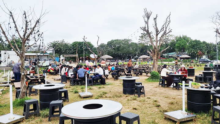 Nhiều năm qua hoạt động kinh doanh tại Thung lũng hoa Hồ Tây vẫn diễn ra dù chưa được cấp phép.