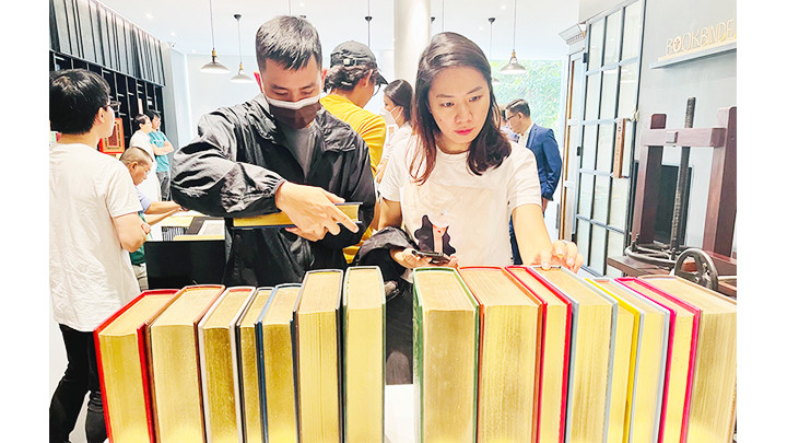 Các ấn bản giới hạn, đặc biệt được tạo tác một cách công phu.