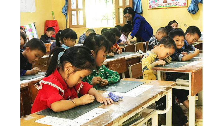 Bên cạnh việc dạy tiếng phổ thông, cần làm tốt việc dạy ngôn ngữ dân tộc để trẻ em các dân tộc thiểu số giữ gìn bản sắc quê hương. Ảnh: QUANG HƯNG