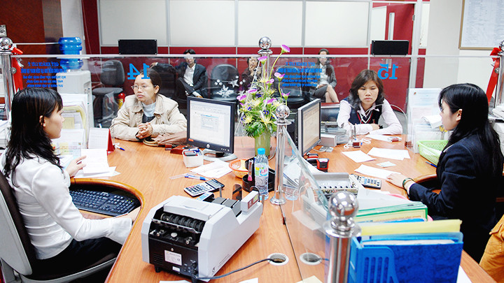 Các doanh nghiệp gặp nhiều khó khăn khi lãi suất cho vay đang ở mức cao. Ảnh: NGUYỆT ANH