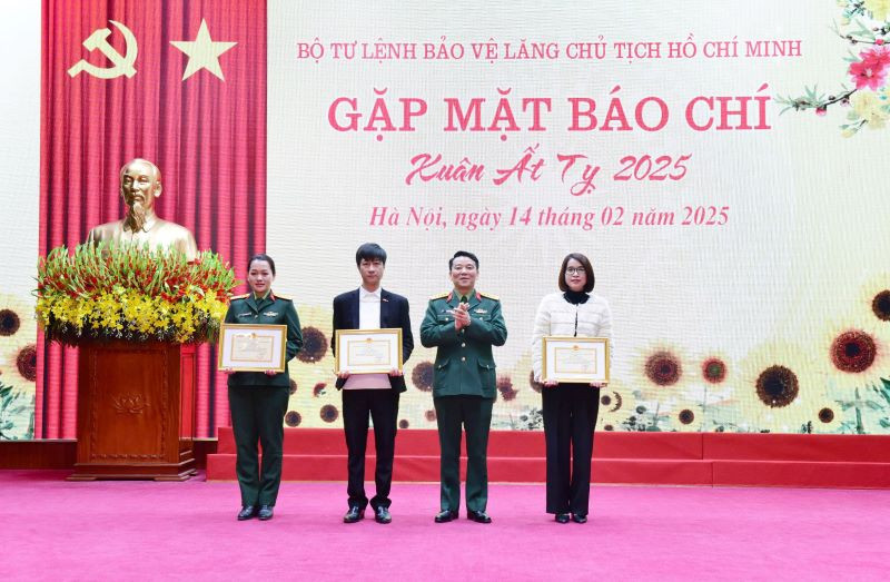 Đại diện lãnh đạo Bộ Tư lệnh Bảo vệ Lăng trao Giấy khen tặng phóng viên các cơ quan thông tấn, báo chí, vì đã có thành tích xuất sắc trong phối hợp tuyên truyền.