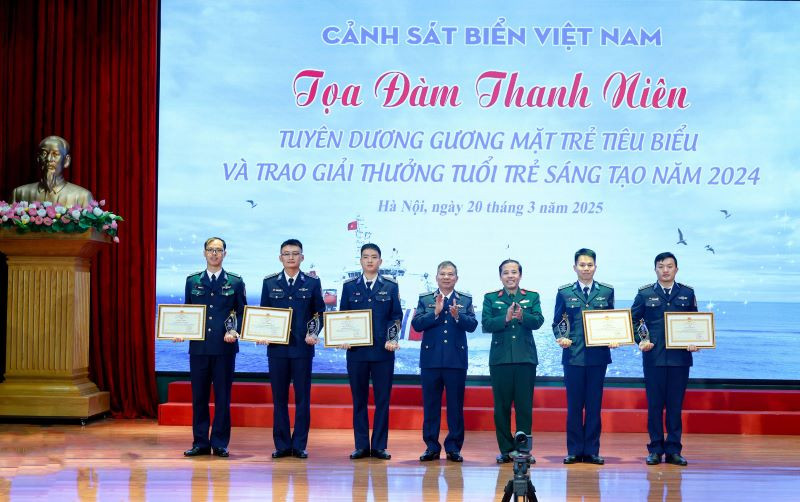 Các cá nhân vinh dự được nhận Giải thưởng Tuổi trẻ sáng tạo Cảnh sát biển Việt Nam năm 2024.