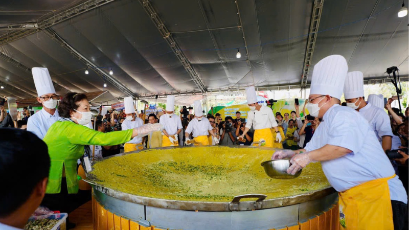 Bánh xèo khổng lồ 3 mét tại Lễ hội Bánh dân gian Nam Bộ năm 2024.