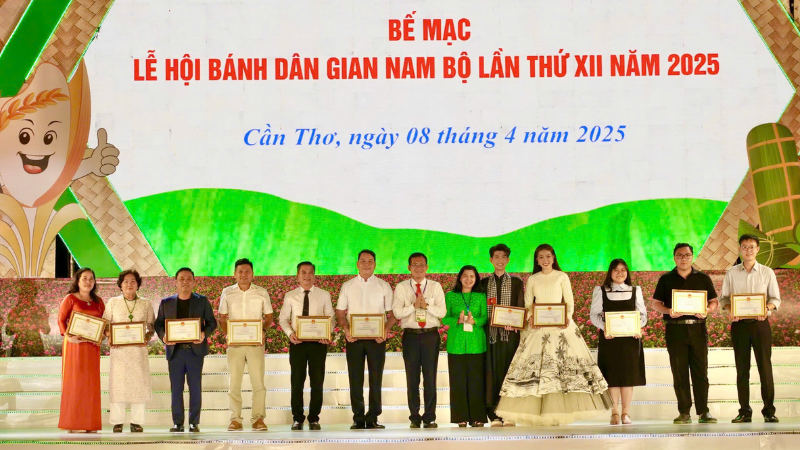 Ban Tổ chức trao giải thưởng cho các tập thể, cá nhân trong các hội thi tại Lễ hội.