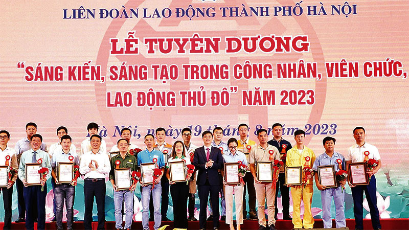 Phó Chủ tịch Tổng Liên đoàn Lao động Việt Nam Ngọ Duy Hiểu và Trưởng ban Thi đua khen thưởng thành phố Hà Nội Nguyễn Công Bằng khen thưởng cho công nhân viên chức lao động tiêu biểu trong phong trào thi đua "Sáng kiến, sáng tạo trong CNVCLĐ Thủ đô năm 2023". (Ảnh: NGUYỄN CÔNG) 