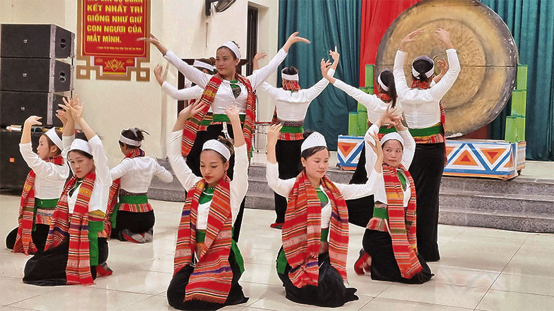 Phụ nữ dân tộc Mường ở xã Vân Hòa (huyện Ba Vì) tập văn nghệ. 