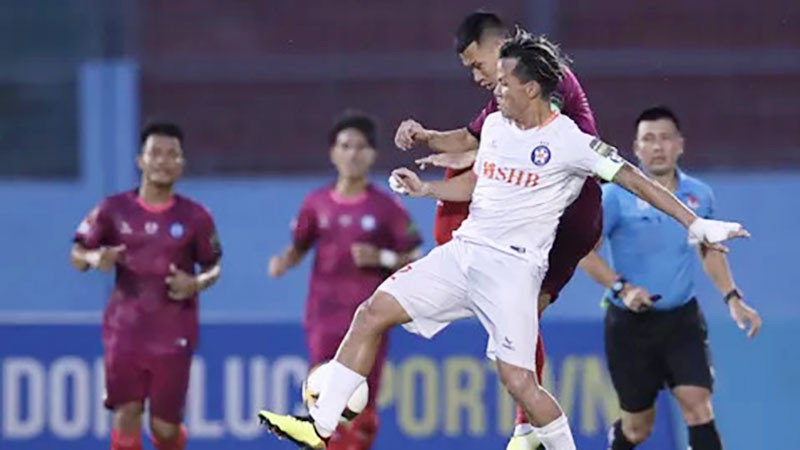 Thắng Khánh Hòa không đủ giúp SHB Đà Nẵng (áo trắng) trụ hạng.